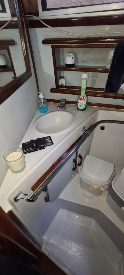 圣阿德里安-德贝索斯 Boat To Sleep In Barcelona酒店 外观 照片